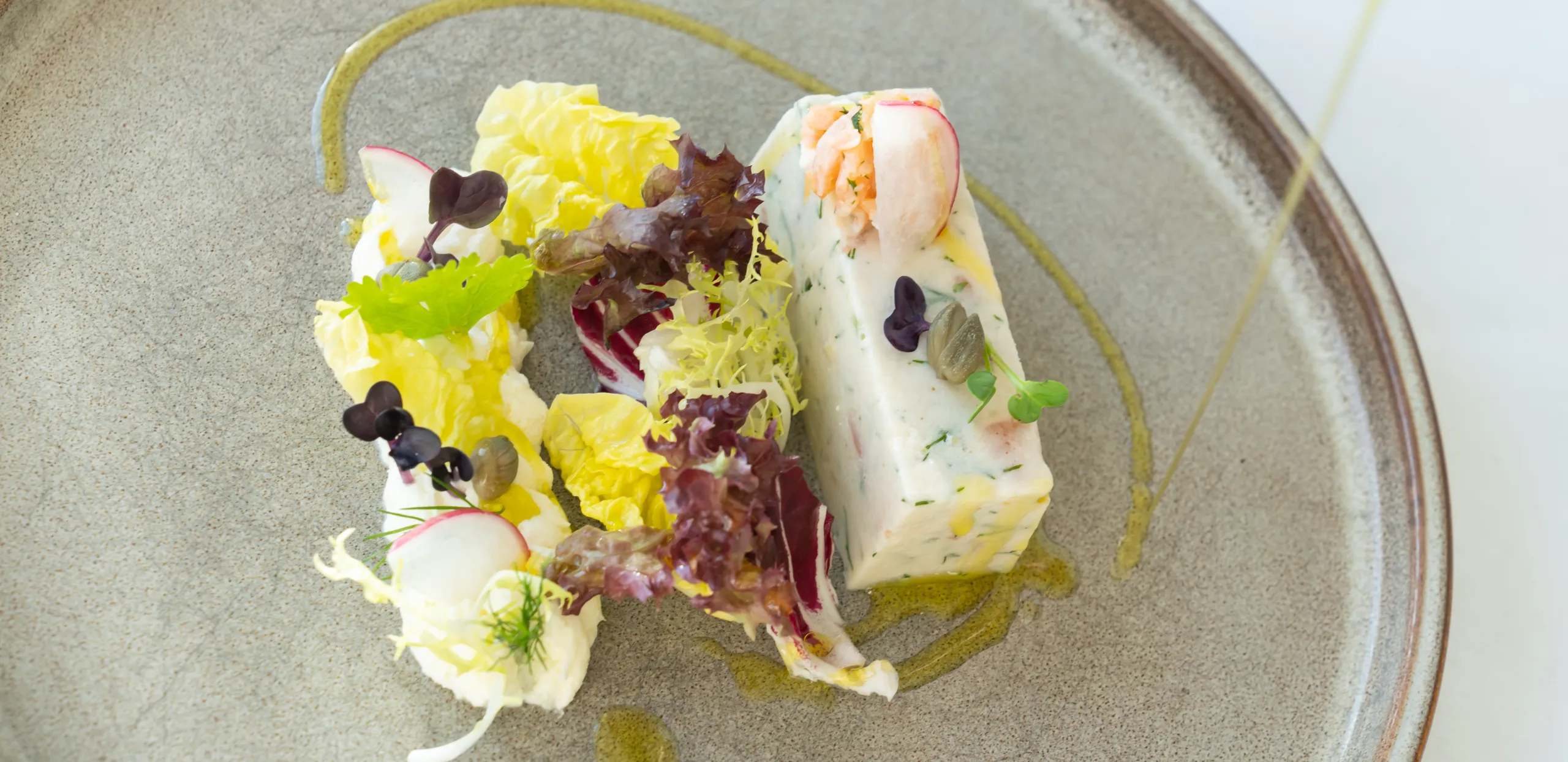 Räucherforellenparfait mit Räucherlachs und kleinem Salat