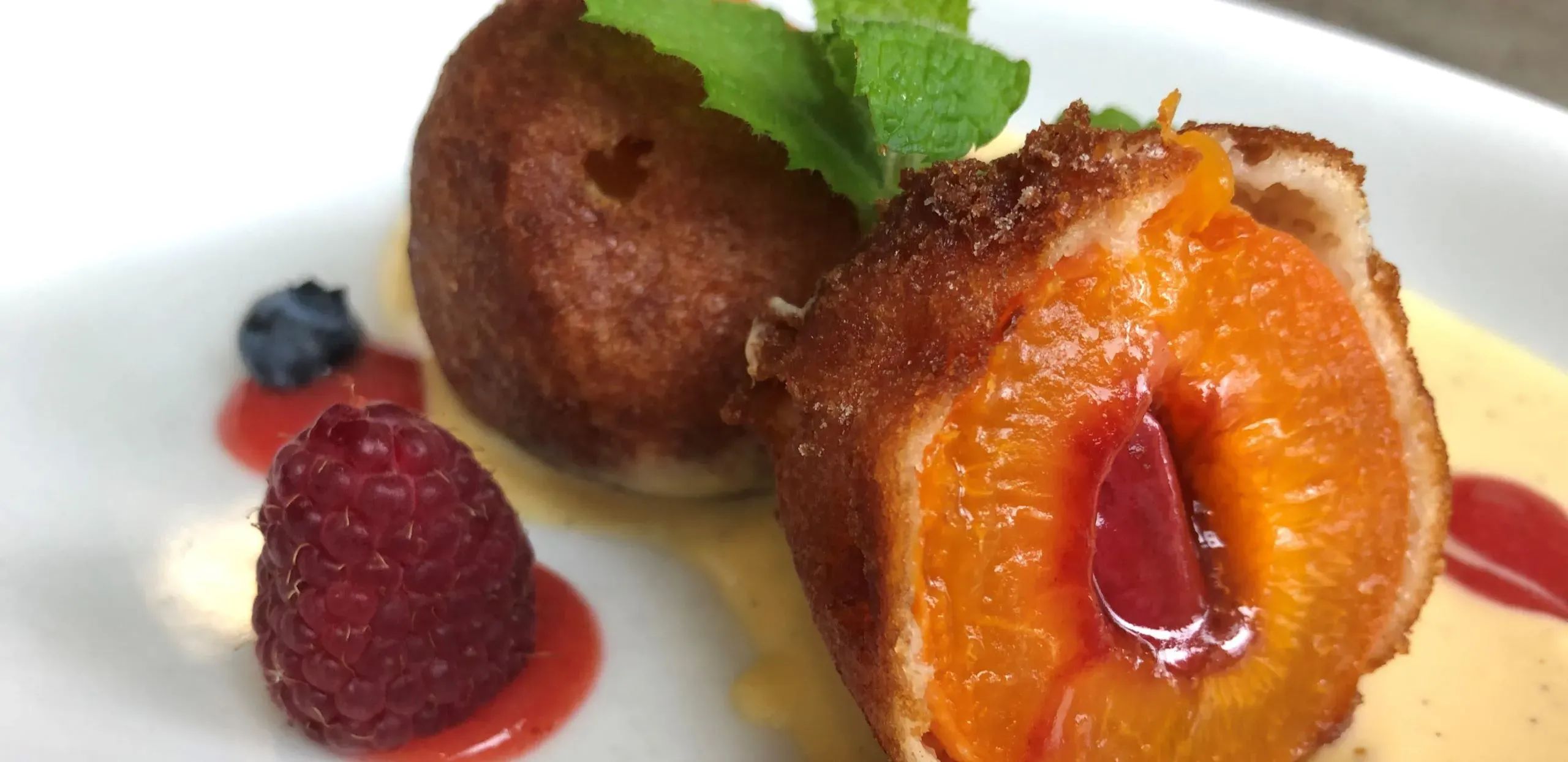 Marillenknödel mit Schokoladenkern im Mandelbackteig