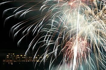 "Tanz der Ballone" mit Silvesterfeuerwerk