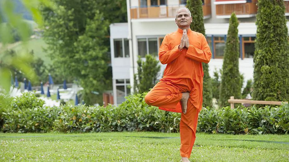 Yogameister Dr. Adhikari aus Nepal