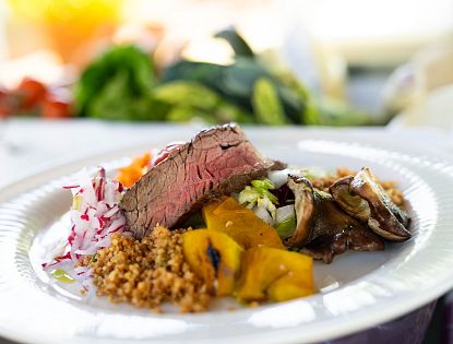 Bowl mit Couscous, Chinakohl, Haselnüssen, gegrillten Feigen und Picanha