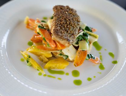 Nussig, leicht geräuchetes Seesaiblingsfilet mit Wurzelrahmgemüse und Frenchtoast