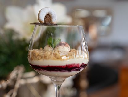 Mascarponemousse mit Vanillekipferl und Beerenragout im Glas mit Lebkuchenpraline