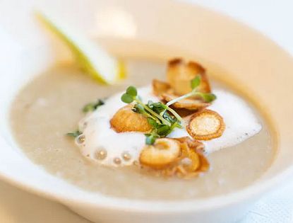 Geröstete Topinambursamtsuppe mit Kokos und Birne