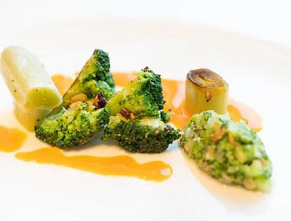 Wilder Broccoli mit gerösteten Erdnüssen, Broccolitartar, gebranntem Lauch und Karottenemulsion