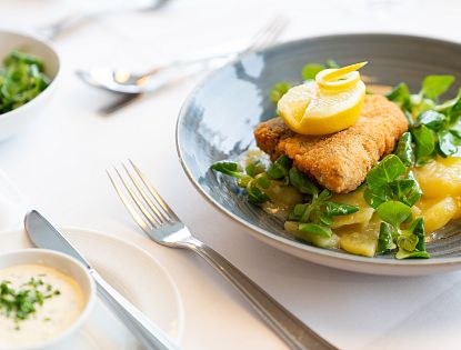 Gebackener Karpfen mit lauwarmem Kartoffel-Vogerlsalat und Sauce Tartare