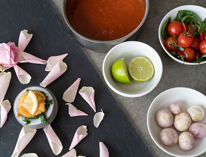 Chili-Tomaten-Schaumsüppchen mit gebackenen Austernmuscheln und Basilikumöl
