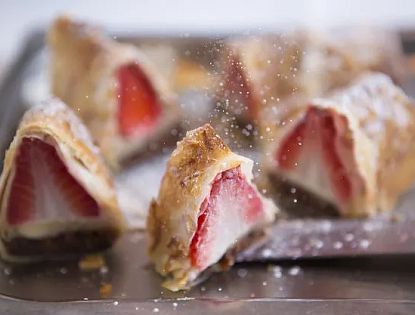 Erdbeer-Marzipanstrudel mit Joghurt-Vanillesauce