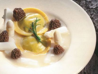 Bärlauch-Ravioli auf Spargel-Morchel-Ragout